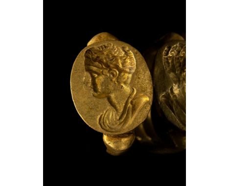 Roman Sold Gold Ring With Engraved Portrait of a Young MaleHadrianic to Antonine Period, C. 1st - 2nd Century AD.A large ovoi