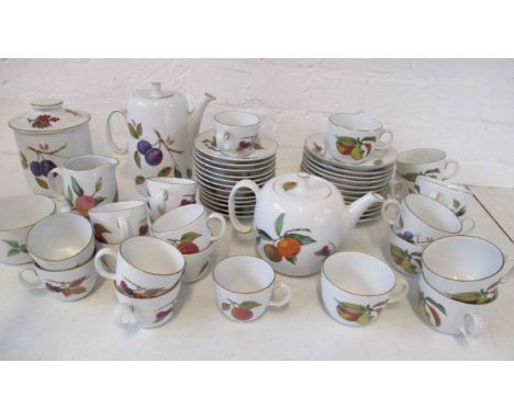 ROYAL WORCESTER EVESHAM TEA/COFFEE SERVICE. (39 pieces) (Packaging not included)