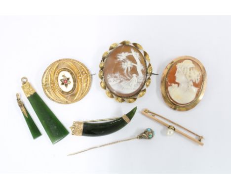 9ct gold pearl bar brooch, Victorian 9ct gold brooch (a/f), 9ct gold cameo brooch, yellow metal mounted jade brooch and two p