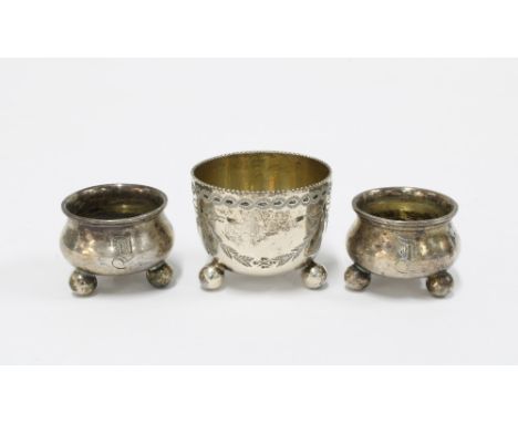 Pairi of russian silver salts and a Victorian Sheffield silver salt, 3cm diameter, (3) 