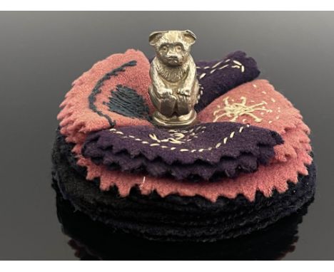 A George V novelty silver pin cushion nib wipe, William Vale and Son, Birmingham 1910, layered and pleated felt discs with ce