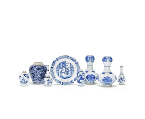 A VARIED GROUP OF BLUE AND WHITE PORCELAIN VASES AND A DISHKangxiComprising: a dish decorated with a lady and gentleman in an