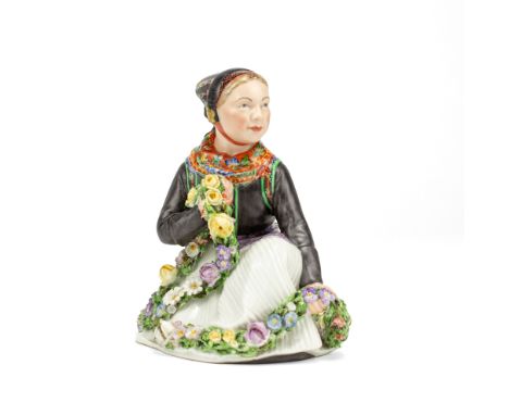 Amager BlumenmädchenRoyal Copenhagen, Entwurf von Carl Martin-Hansen (1877 - 1941), Porzellan, polychrom staffiert und vergol