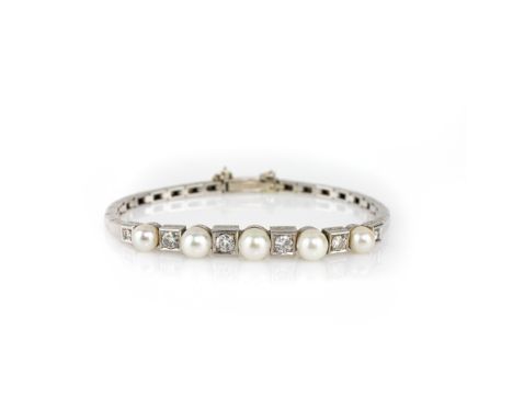 Damenarmband mit Zuchtperlbesatz585 Weißgold, punziert, mit 6 Diamanten im Übergangs- und Achtkantschliff, gesamt ca. 0,95 ct