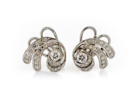 Paar Ohrclips750 Weißgold, punziert, jeweils mit 24 Brillanten, gesamt je Clip ca. 0,45 ct, I-J-K, überwiegend vvs, Länge 1,5