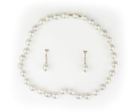Perlencollier und Ohrstecker585 Weißgold, punziert, Collier mit 33 barocken Zuchtperlen, grau-blauer Lüster, Ø 10 - 12 mm, Oh