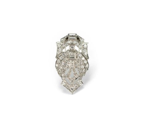 ClipbroscheArt déco, Platin und 750 Weißgold rhodiniert, geprüft, mit 58 Diamanten im Altschliffschliff und 3 Diamanten im Ba