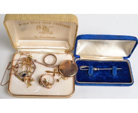 Three gold rings, an Art Deco sapphire set stick pin, a locket etc. 
