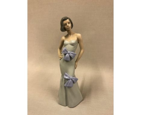 Nao Elegant lady figurine. Measures 30cm in height. 