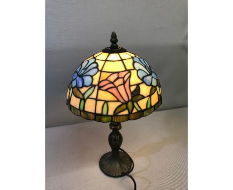 Medium sized Tiffany style table lamp working 