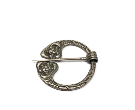 Vintage celtic pennanular brooch measures approx4.6cm dia 