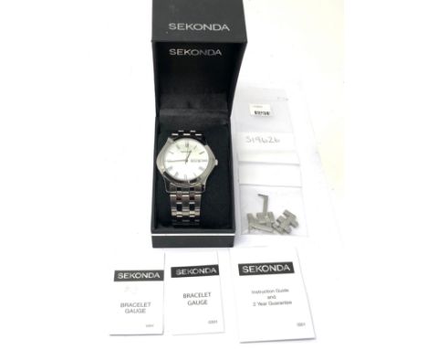 Vintage Boxed Sekonda gents quartz wristwatch would need new battery looks unused condition 