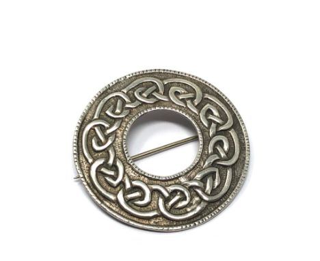 Vintage scottish iona silver celtic brooch measures approx 5cm dia 