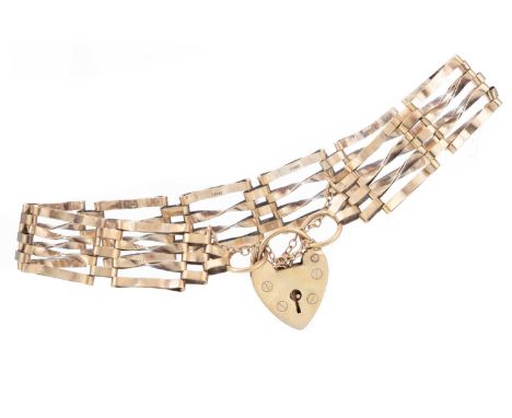 GOLD GATE BRACELET with nine carat gold heart shaped padlock claspQty: 10.2g