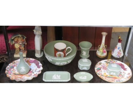 MIXED LOT OF CERAMICS INCLUDING CROWN DERBY, WEDGEWOOD, HUMMEL, LLADRO ETC.