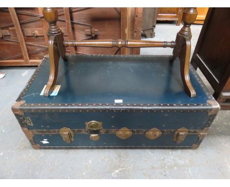 VINTAGE TRAVEL TRUNK 