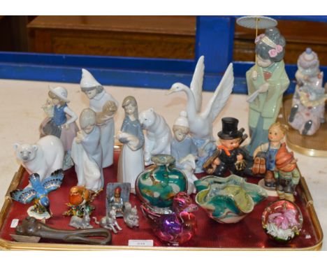 TRAY WITH VARIOUS ANIMAL ORNAMENTS, COLOURED GLASS WARE, LLADRO FIGURINES, HUMMEL FIGURINES ETC    