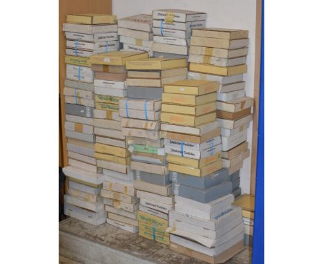 LARGE COLLECTION OF VARIOUS DISPLAY PLATES IN BOXES, SPODE, WEDGWOOD ETC    