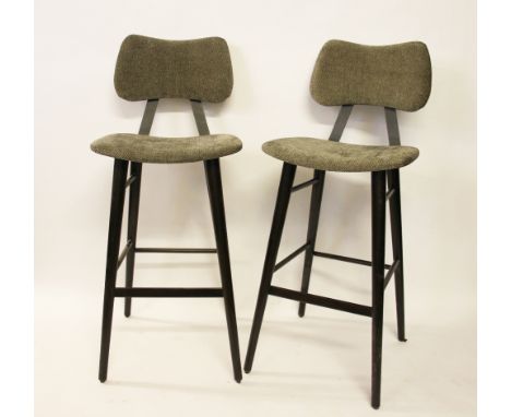 Three contemporary kitchen stools, with upholstered backs and seats, on turned legs, 113cm, with a stained wood circular top 