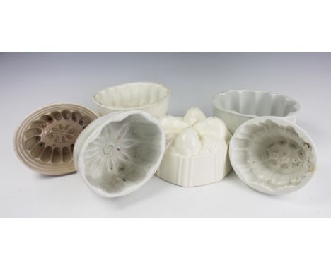 A Spode Chinese Rose pattern forty seven piece part dinner service, with six ceramic jelly moulds including one moulded with 