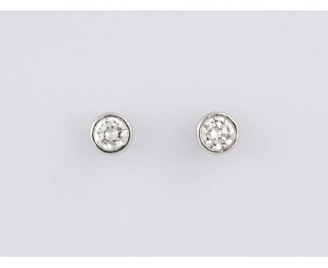 PAAR OHRSTECKER Weißgold. Kopf D. 0,6 cm, Ges.-Gew. ca. 1,9 g. Geprüft 14 K. Jeweils ein Brillant, zusammen ca. 0,80 ct., etw