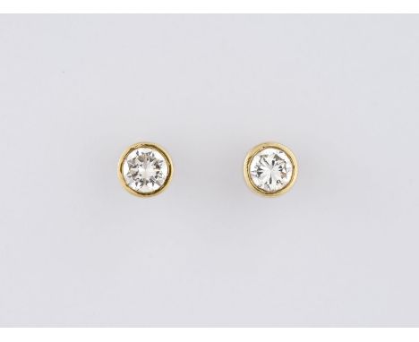 PAAR OHRSTECKER Gelbgold. Kopf D. 0,7 cm, Ges.-Gew. ca. 1,1 g. Geprüft 14 K. Jeweils ein Brillant, zusammen ca. 0,90 ct., etw