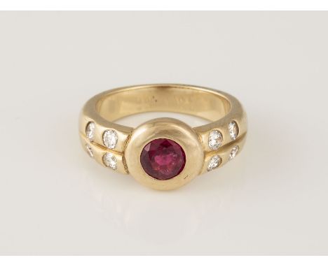 RING Gelbgold. Ringmaß ca. 51, Ges.-Gew. ca. 6,9 g. Geprüft 14 K. Ein rund facettierter Rubin, ca. 0,54 ct., acht Brillanten,