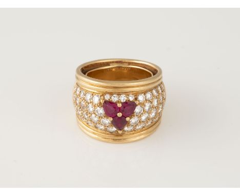 RING Gelbgold. Ringmaß ca. 51, Ges.-Gew. ca. 14,6 g. Geprüft 18 K. Drei tropfenförmig facettierte Rubine, zusammen ca. 0,42 c