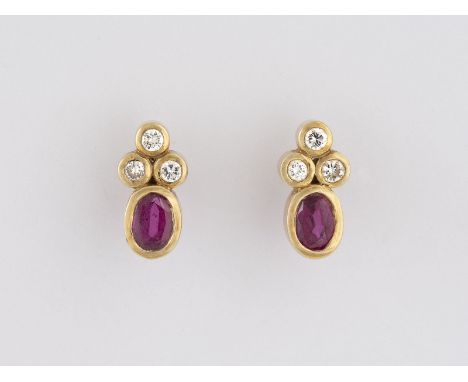 PAAR OHRSTECKER Gelbgold. L. 1,2 cm, Ges.-Gew. ca. 2,9 g. Geprüft 14 K. Jeweils ein oval facettierter Rubin, zusammen ca. 0,9