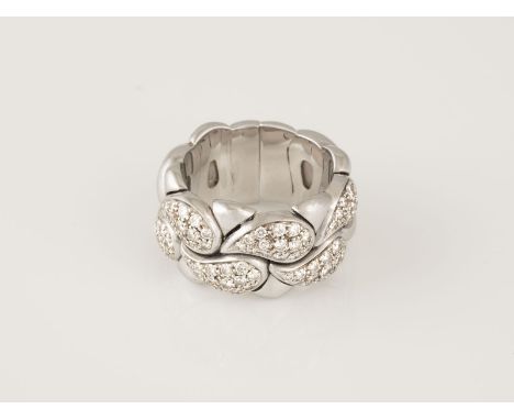 RING 'CHOPARD - CASMIR' Frankreich, 20. Jh. Weißgold. Ringmaß ca. 56, Ges.-Gew. ca. 18,9 g. Flexibles Innenband gest. 750, He