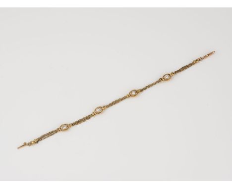 ARMBAND Gelbgold. L. 19 cm, Ges.-Gew. ca. 9,2 g. Band geprüft 18 K. Acht Brillanten, jeweils D. ca. 3,5 mm, Höhe nicht messba