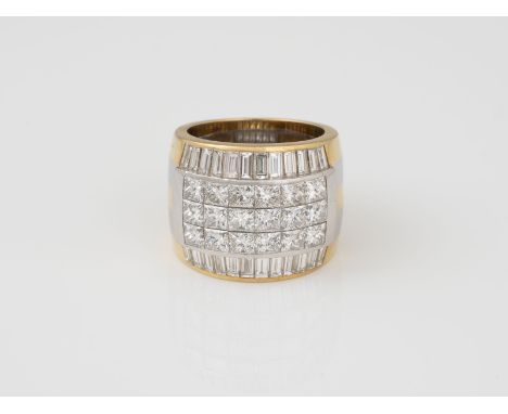 RING Gelbgold, Platin. Ringmaß ca. 56, Ges.-Gew. ca. 24,9 g. Gest. 950 Pt., Gold geprüft 18 K. 24 Diamanten im Baguetteschlif