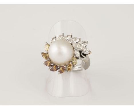 RING Weißgold. Ringmaß ca. 52, Ges.-Gew. ca. 10,3 g. Schiene geprüft 18 K, Kopf geprüft 14 K. Eine Perle, leicht eiförmig, D.