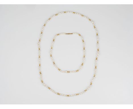 ZWEI PERLENKETTEN Gelbgold. L. 42 und ca. 80 cm. Ges.-Gew. zus. ca. 66,8 g. Eine gest. 585, Zwischenglieder geprüft 14 K. Kur