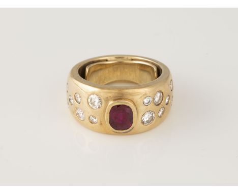 RING Gelbgold. Ringmaß ca. 54, Ges.-Gew. ca. 20,7 g. Geprüft 14 K. Ein oval facettierter Rhodolith (?), besch., ca. 6,2 x 5,0