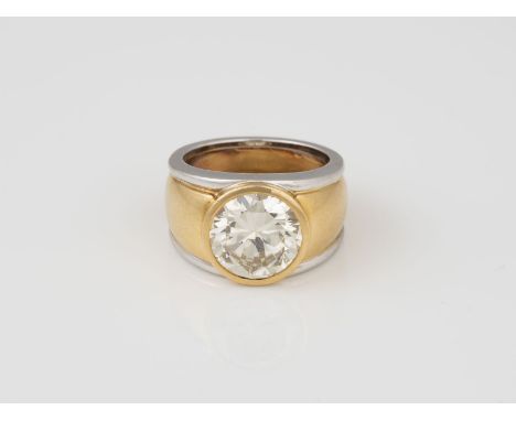 RING - 4.80 CT. Gelbgold, Weißgold. Ringmaß ca. 54,5, Ges.-Gew. ca. 15,81 g. Gest. 750, Herstellersignet. Ein natürlicher Bri