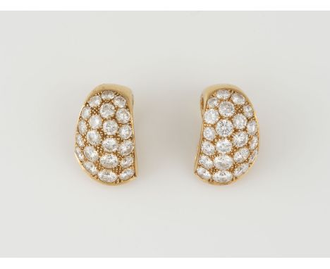 PAAR OHRCLIPS Gelbgold. 1,9 cm, Ges.-Gew. ca. 12,6 g. Geprüft 18 K. Zusammen 42 Brillanten, zus. ca. 4,20 ct., etwa Wesselton