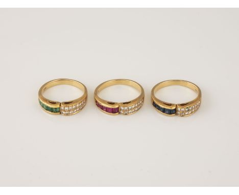 DREI RINGE Gelbgold. Alle gest. 18 K oder 750. Ges.-Gew. zus. ca. 9,7 g. Part. leicht besch. 1) Ringmaß ca. 50. Fünf rechteck