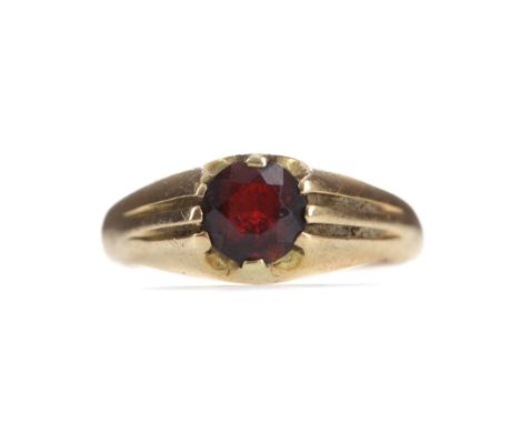 GENTLEMAN'S GARNET RING, set with a round garnet, marked 18CT, size U, 7.3g