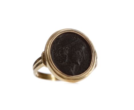 HARDSTONE INTAGLIO SIGNET RING, set with a black hardstone depicting a male in profile facing right, 16mm wide, marked 750, s