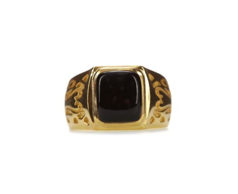 ONYX RING, set with a cabochon onyx, with engraved decoration to the shoulders, silver gold plated, size N, 9.9g