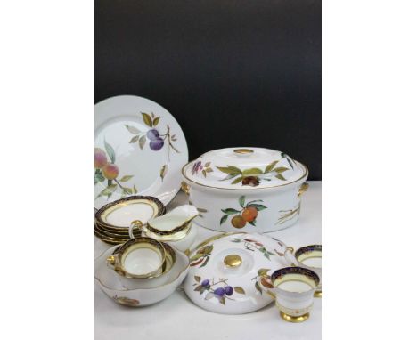 Box of mixed ceramic table ware to include Paragon cups and saucers, Worcester etc 