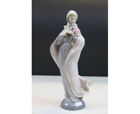 Tall Lladro ceramic Figurine of a Lady with a bunch of Flowers, stands approx 31.5cm