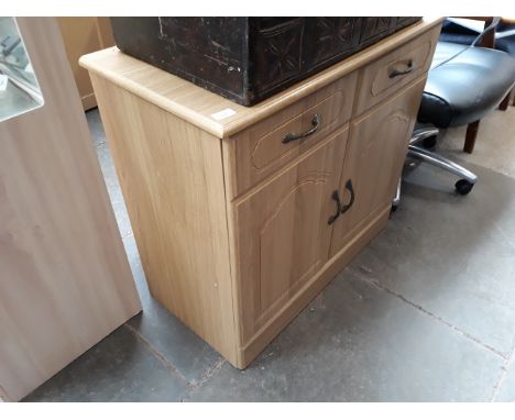 A MODERN LIGHT WOOD EFFECT CHEST OF DRAWERS