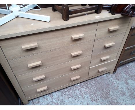 A MODERN LIGHT WOOD EFFECT CHEST OF DRAWERS