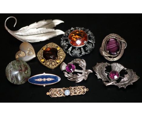 Mixed Lot Of Brooches To Include Scottish Interest, Miracle, Fiorenza, Enamel, Hard Stone, Variety Club Etc. 