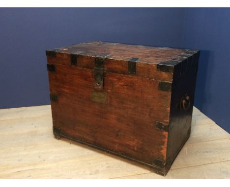 Heavy iron bound oak silver chest/ships trunk with fitted green baize interior shelf and end handles, 92cmL x 70cmH.