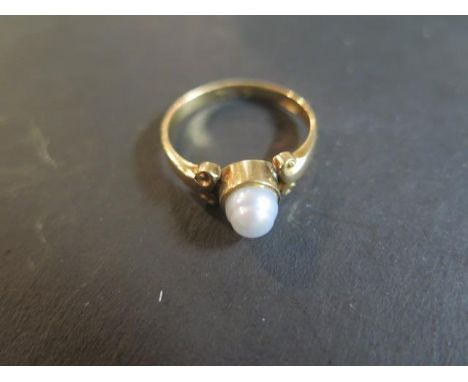 An 18ct gold ring set with a single baroque pearl in a collett setting, pearl approx 6mm in diameter, weight approx 3.3 grams