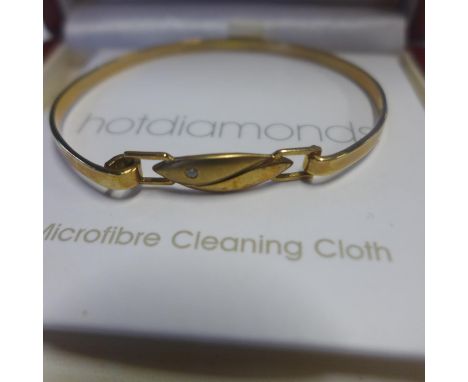 A hot Diamonds hallmarked 9ct gold bangle, approx 7.2 grams, boxed generally good, 6x5cm 