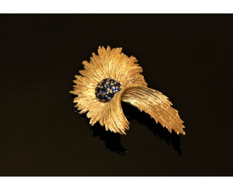 An 18ct gold floral spray brooch CONDITION REPORT: 20.4g